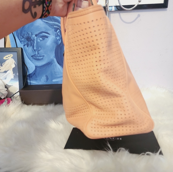 COPY - Coach Perforated Carryall Candace Pink/Peach - Picture 5 of 8